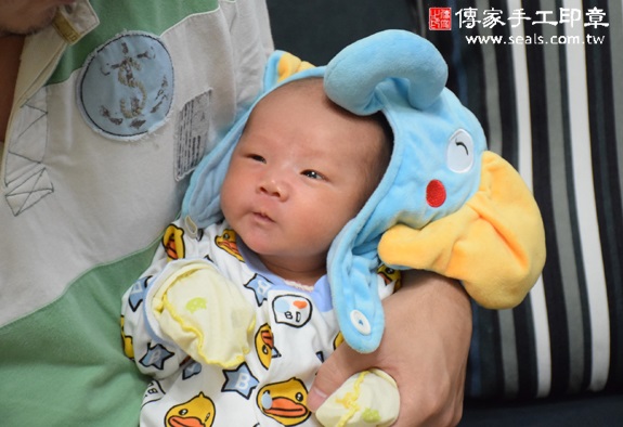 洋洋(新北中和區到府嬰兒寶寶滿月剃頭理髮、免費到府嬰兒剃胎毛儀式吉祥話)。到府剃頭剃胎毛主持、專業拍照、DVD光碟、證書。★購買「臍帶章、肚臍章、胎毛筆刷印章」贈送：剃頭、收涎、抓周，三選一。2015.10.31 照片3